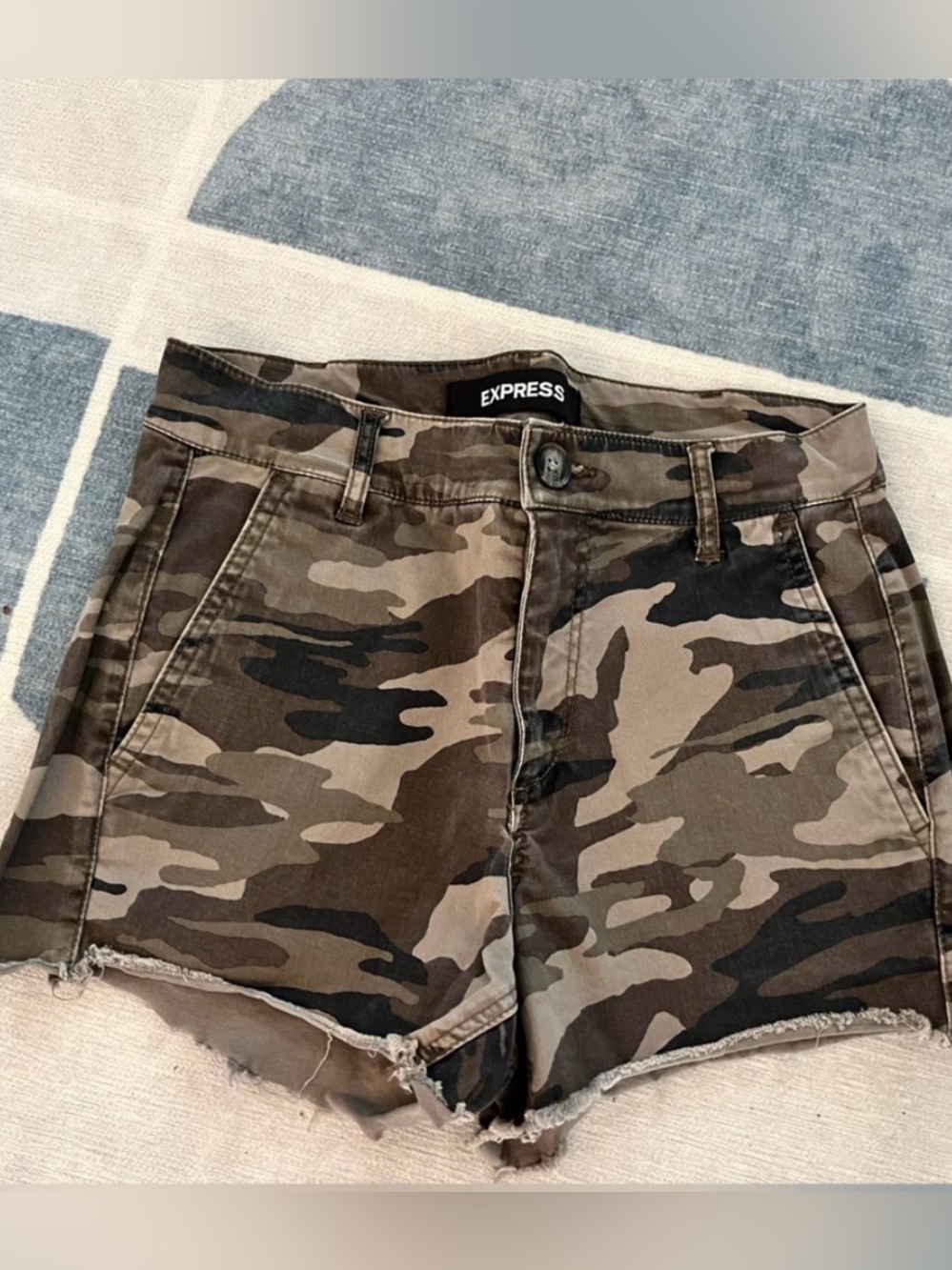 Express camo shorts size 00 mid rise shortie